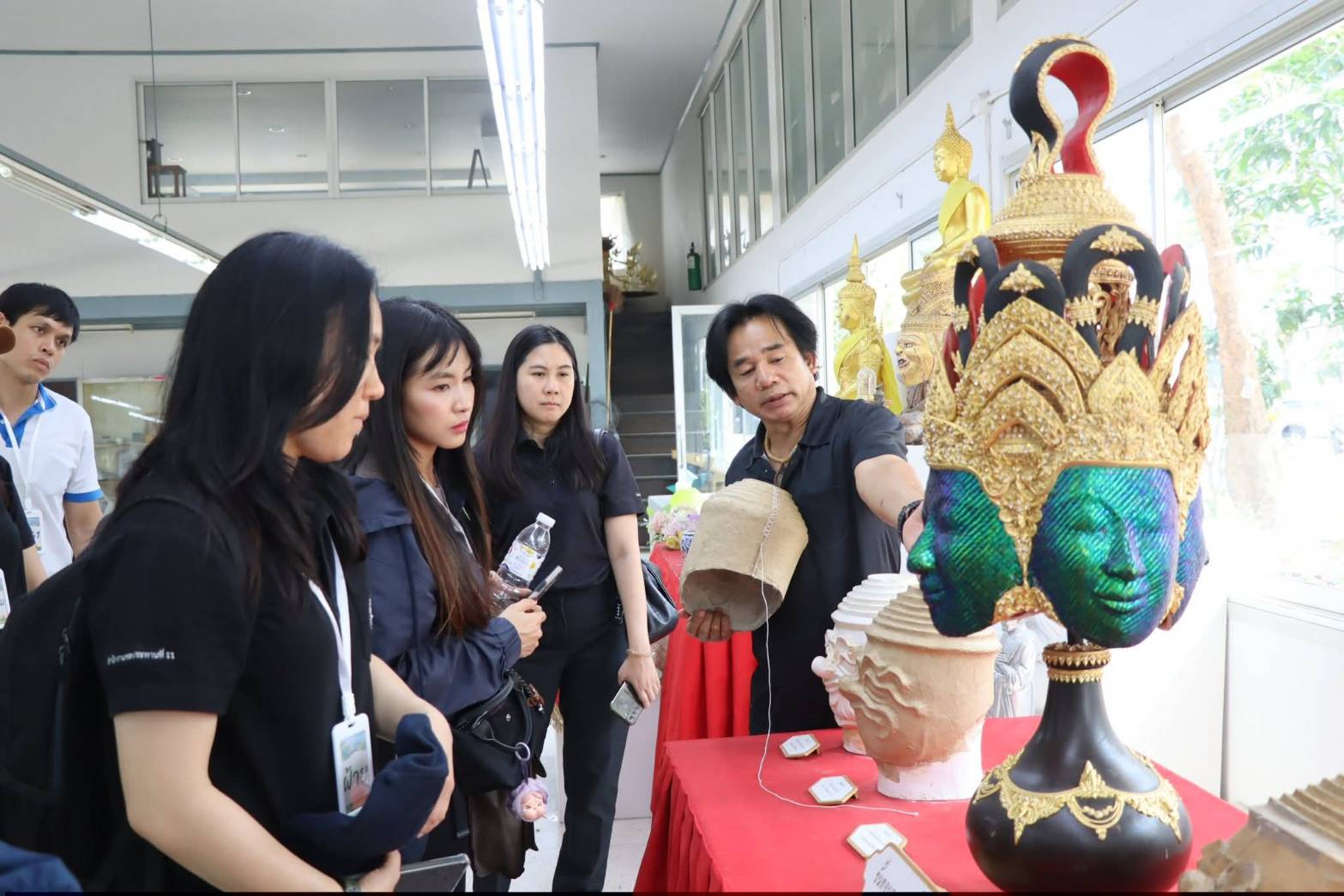 title - นางสาวสิริมา แจ้งกระจ่าง ผู้อำนวยการศูนย์ส่งเสริมและพัฒนาอาชีพเสริมนอกภาคการเกษตร ให้การต้อนรับบุคลากรในโครงการฝึกอบรมเชิงปฏิบัติการ หลักสูตรนักบริหารการชลประทานระดับต้น รุ่นที่ 30 ณ ศูนย์ส่งเสริมและพัฒนาอาชีพเสริมนอกภาคการเกษตร (ศูนย์ศิลปาชีพ บางไทรฯ (เดิม))